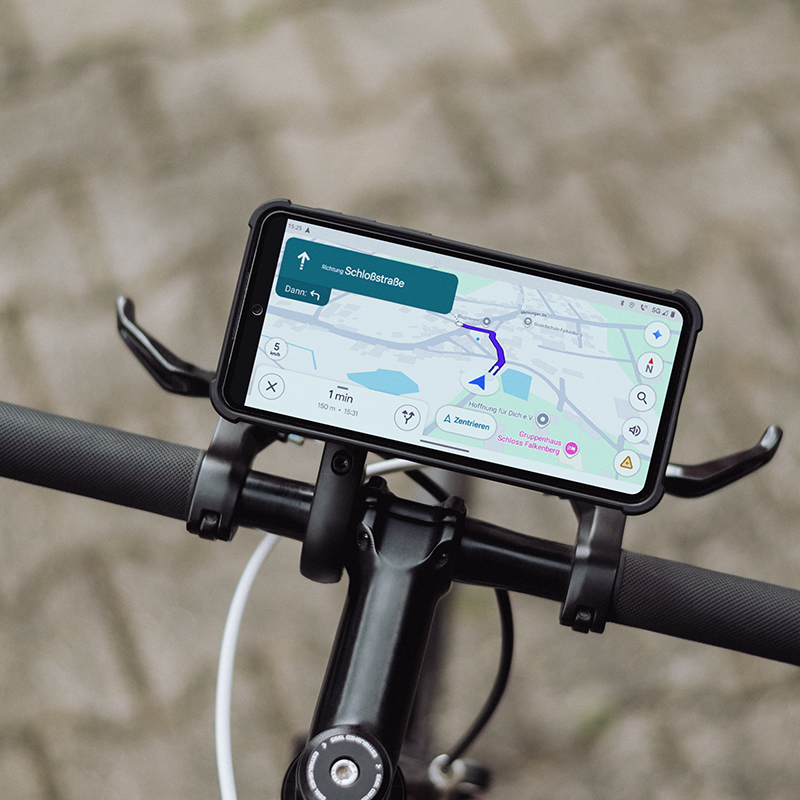FESCHD Bike Bundle am Fahrradlenker mit Smartphone im Querformat