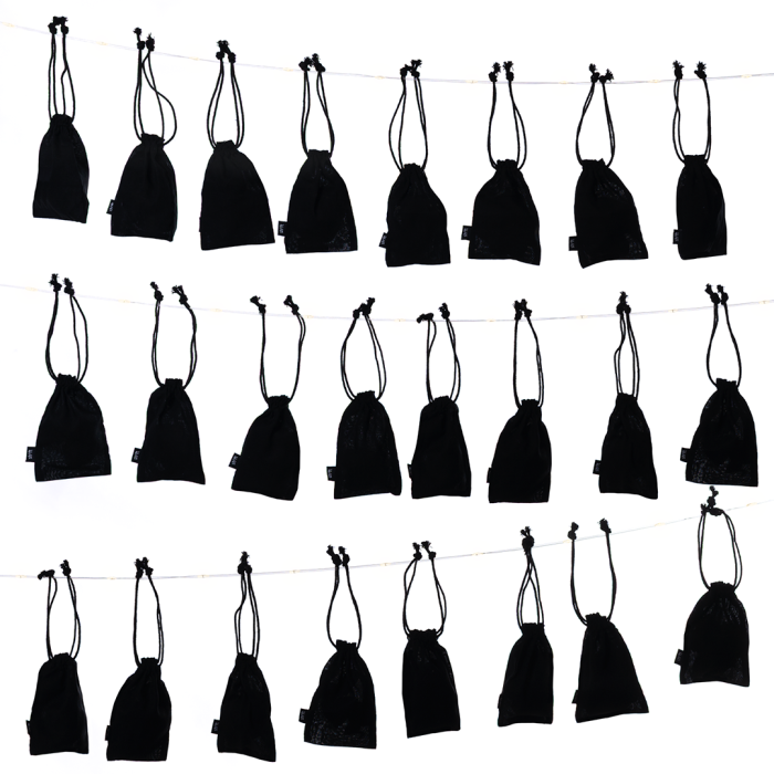 DIY Adventskalender - 24 schwarze Säckchen für Überraschungen an einer Lichterkette